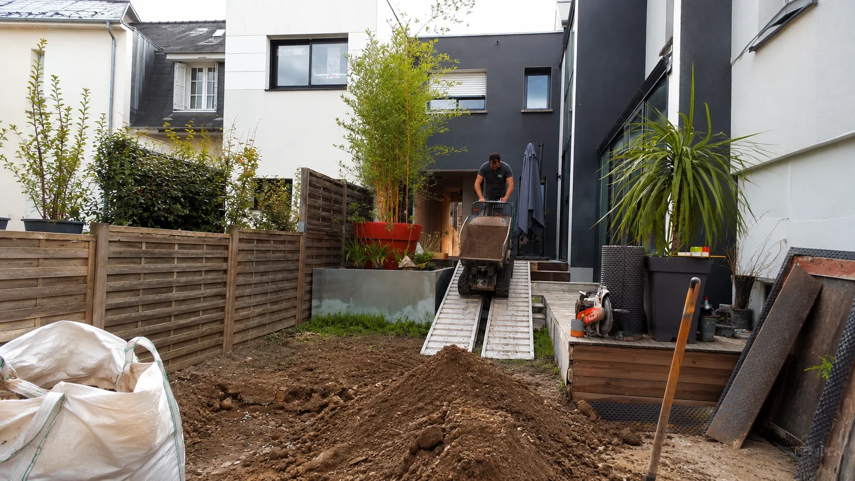 Terrassement en centre-ville ou accès difficile : comment réussir vos travaux à Rennes ?