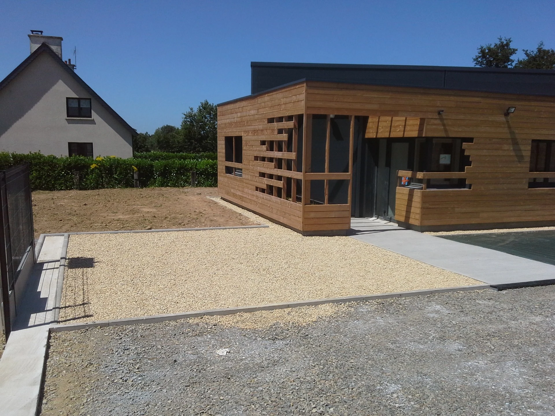Place-de-parking-en-ECCOGRAVEL-avec-gravillon-aluvionnaire.jpg