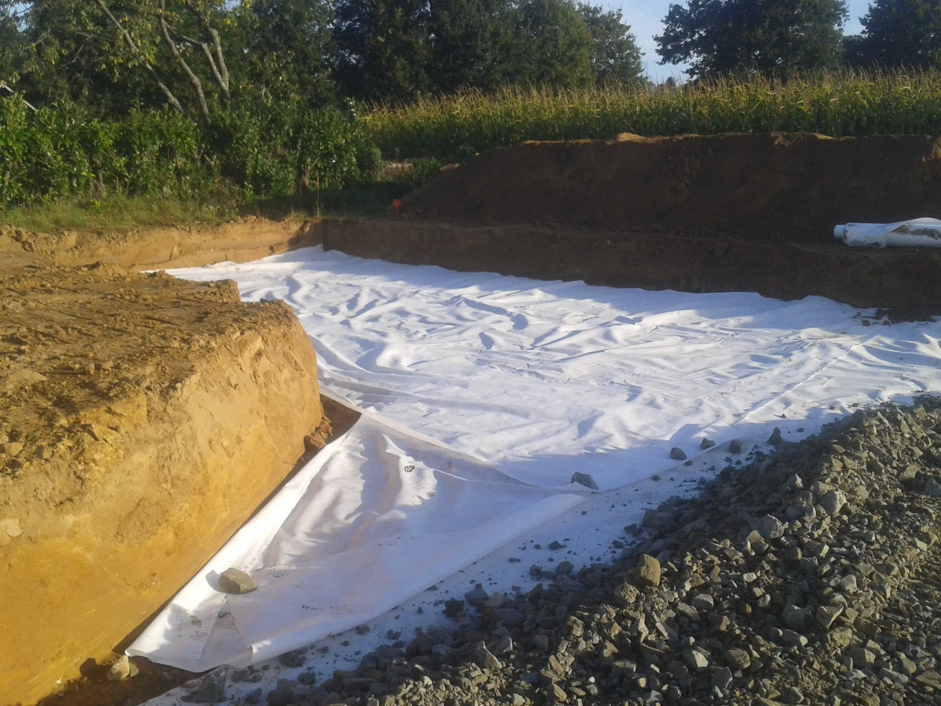 Realisation-d-un-empierrement-sur-geotextile.jpg