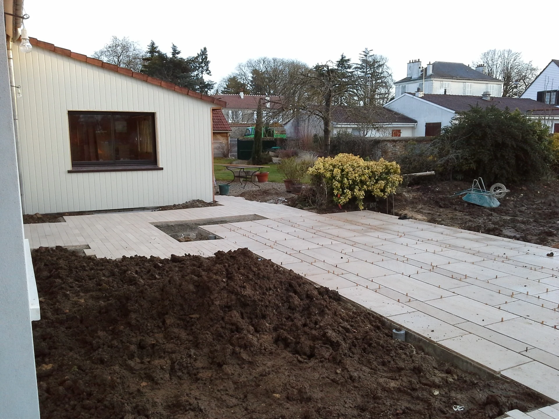Mise-en-place-d-un-dallage-en-pierre-de-Bourgogne.jpg