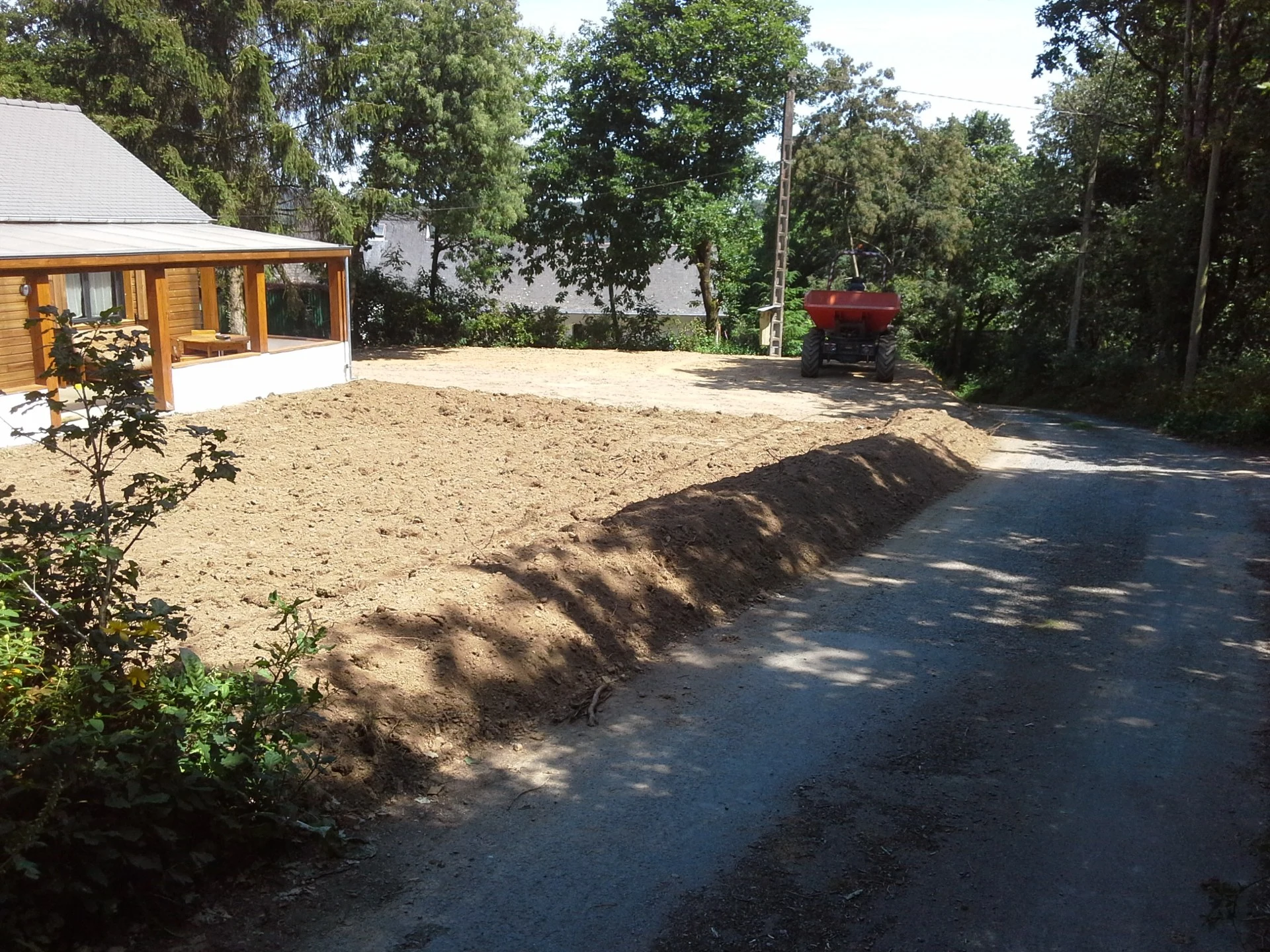 Mise-a-niveau-du-terrain-et-creation-d-un-talus.jpg