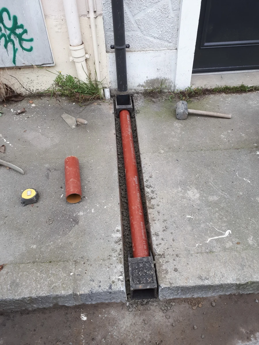 Mise-en-place-d-une-canalisation-en-fonte.jpg