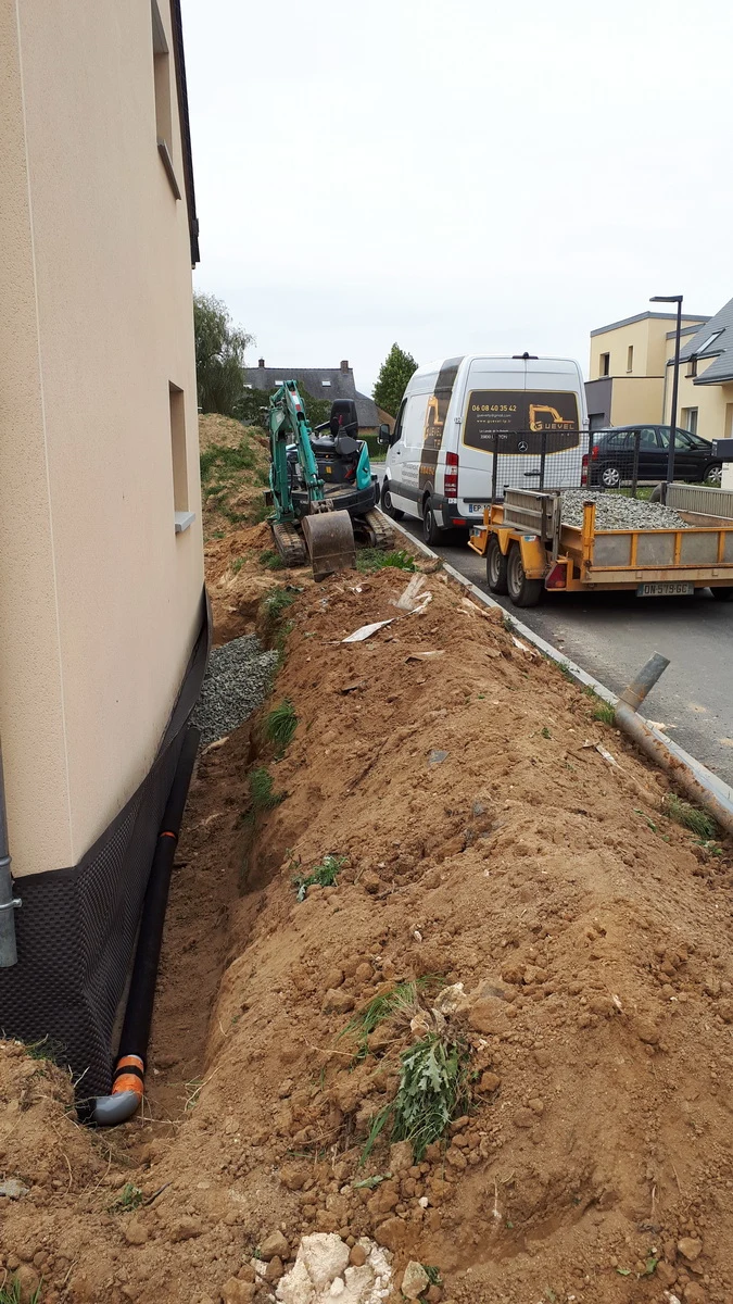 2-Mise-en-place-d-un-drain-BATIFIBRE.jpg