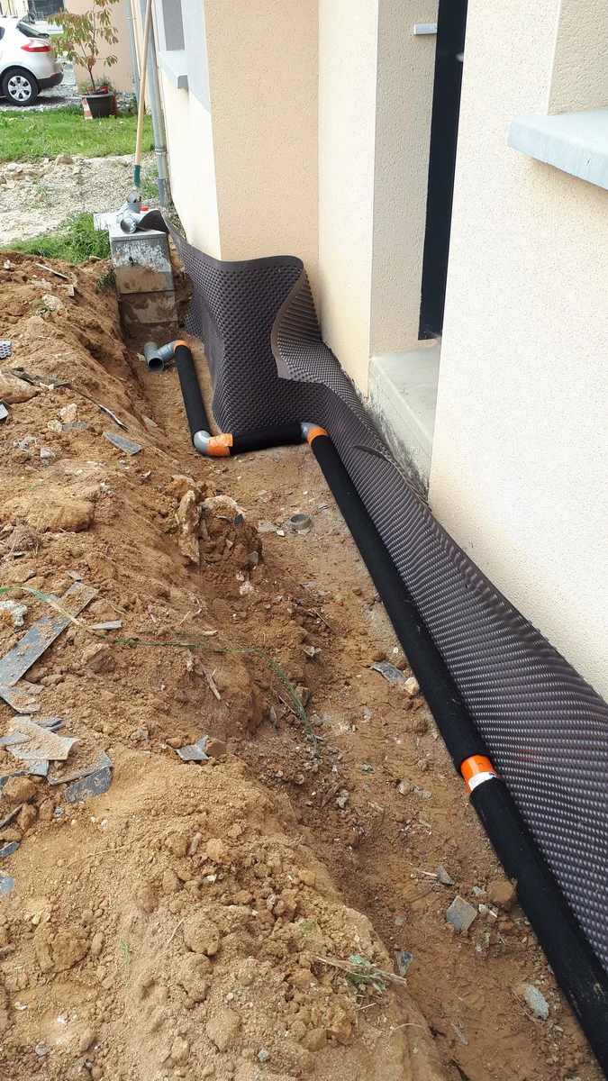 3-Pose-d-un-drain-Batifibre-en-pied-de-mur.jpg